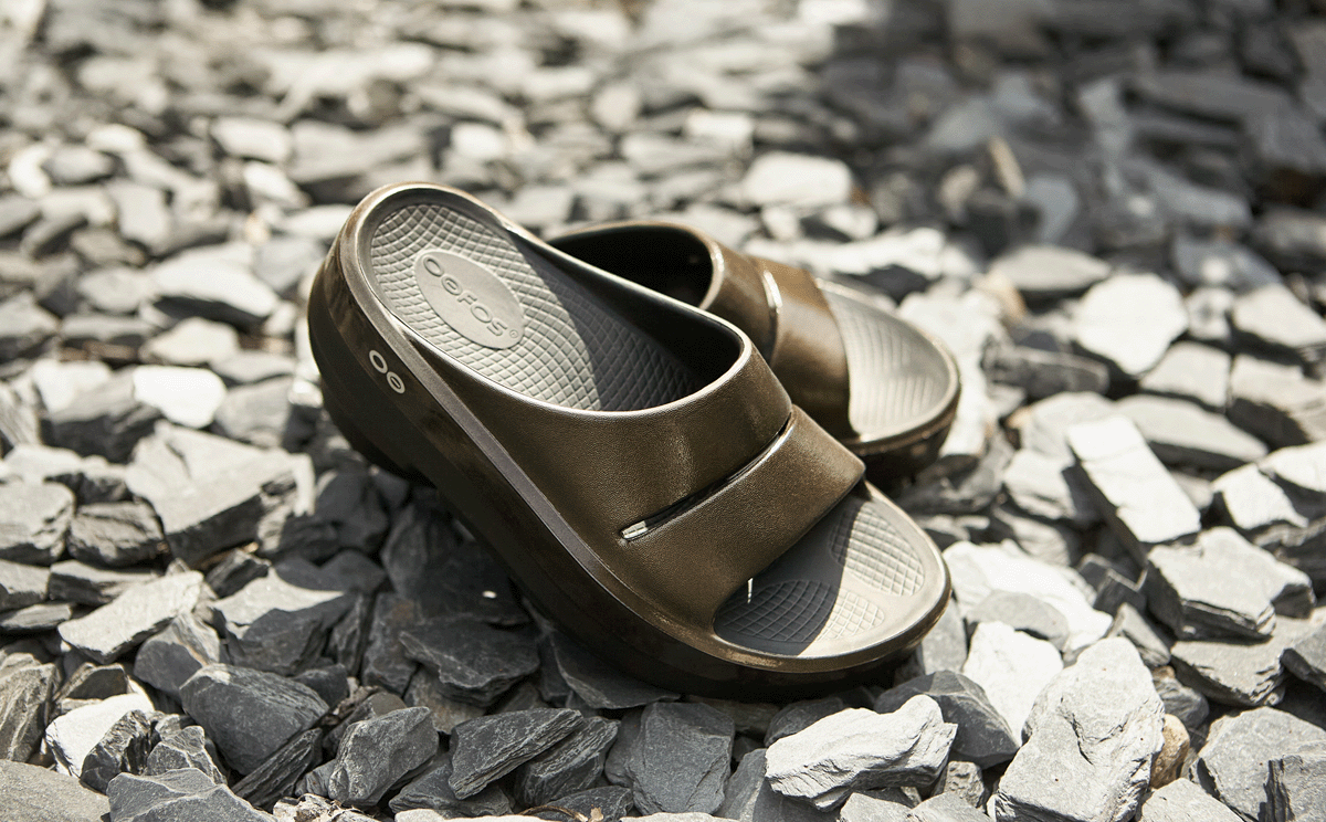 Women's OOmega OOahh Stacked Sandal - Titanium Mirror - Image 4